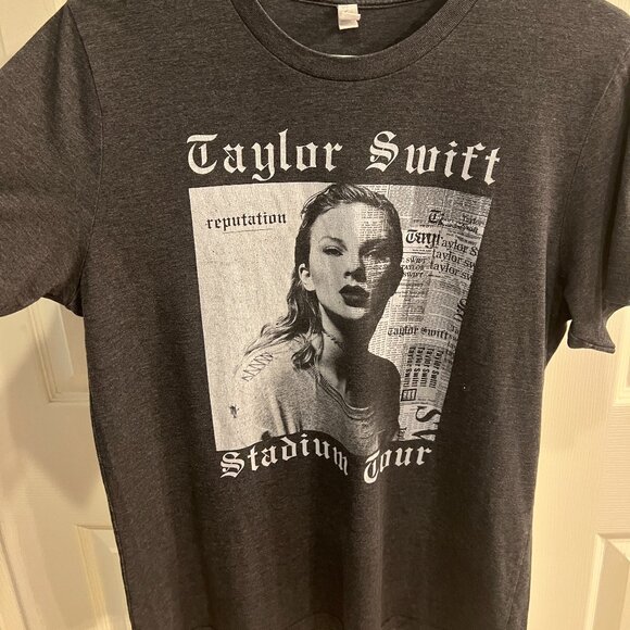 🖤 Taylor Swift “Reputation Stadium Tour” Concert Tee – Vintage Style - Picture 1 of 5